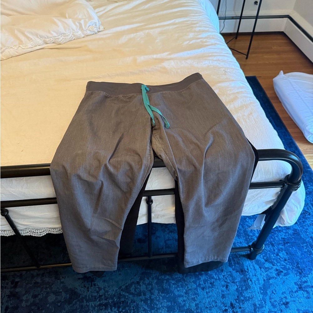 Figs dray women’s bottoms M